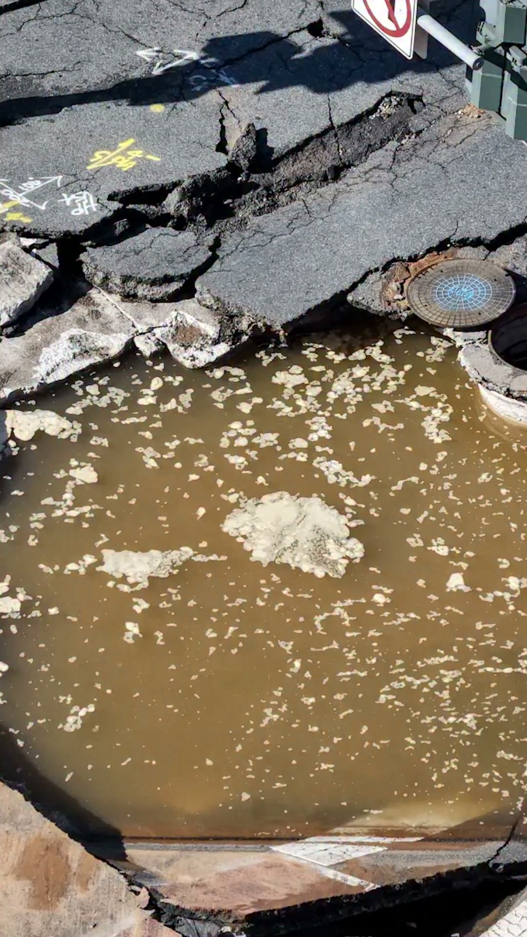 陥没孔/Sinkhole LEA A water main break in West Hollywood
