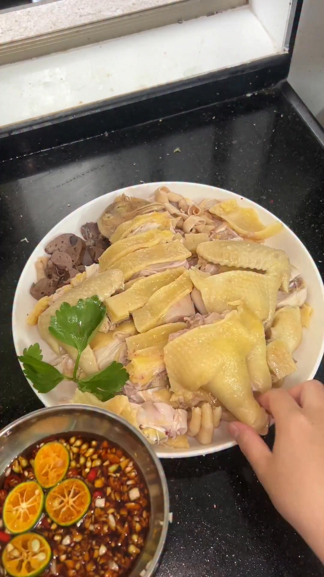 谁懂砍完皮翘起来的腌鸡啊#谁懂这一口的好吃程度 #白切鸡 #海南 #美食 #美食教程 #foodieforlife #family #food ...