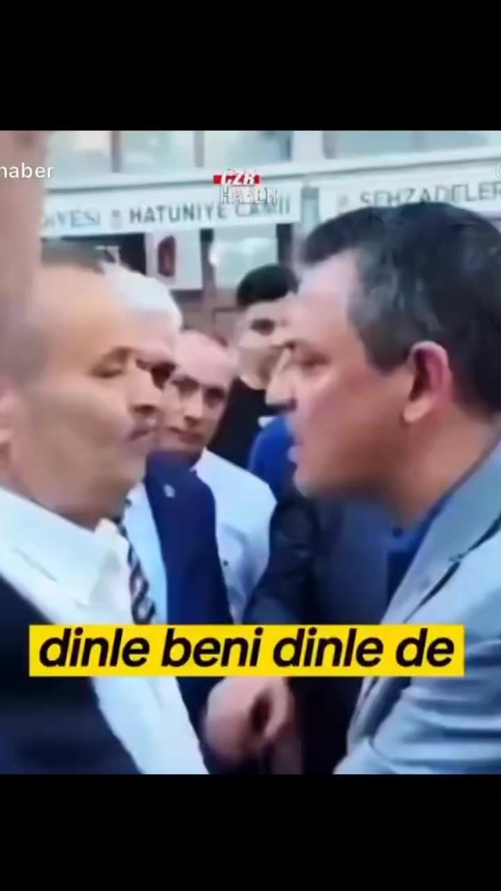 Şaka gibi .!! Özgür Özel, sokak kabadayıları gibi kendi görüşünde ...
