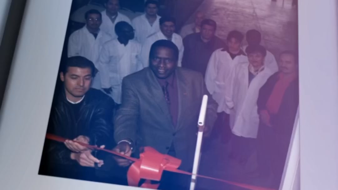 Hace tres décadas, el Dr. Adam Kamara llegó a México con una idea ...