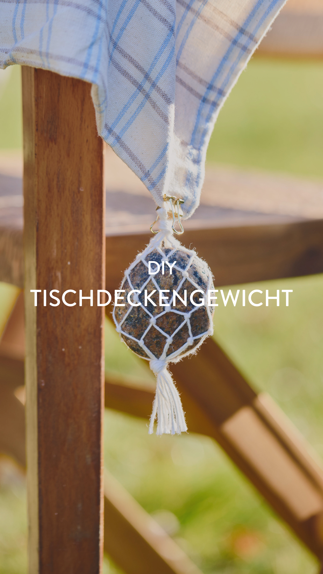 Basteln Sie Tischdeckenbeschwerer für den Gartentisch., Anna holt die warmen Pullover, während Clara die neuen Tischdeckenbeschwerer an der Tischdecke des Gartentisches befestigt. Wenn man die