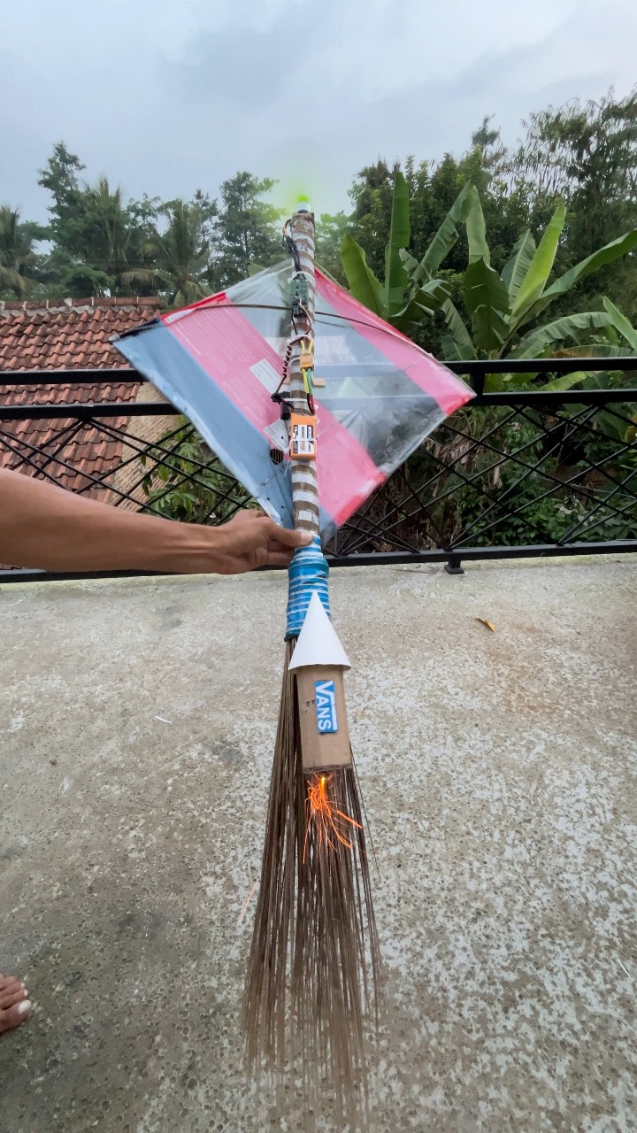 Experimen Menerbangkan layangan Sapu Roket #Diy #diyproject #rudal # ...