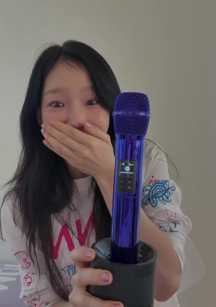 taeyeon reacting to using the panorama microphone bluetooth