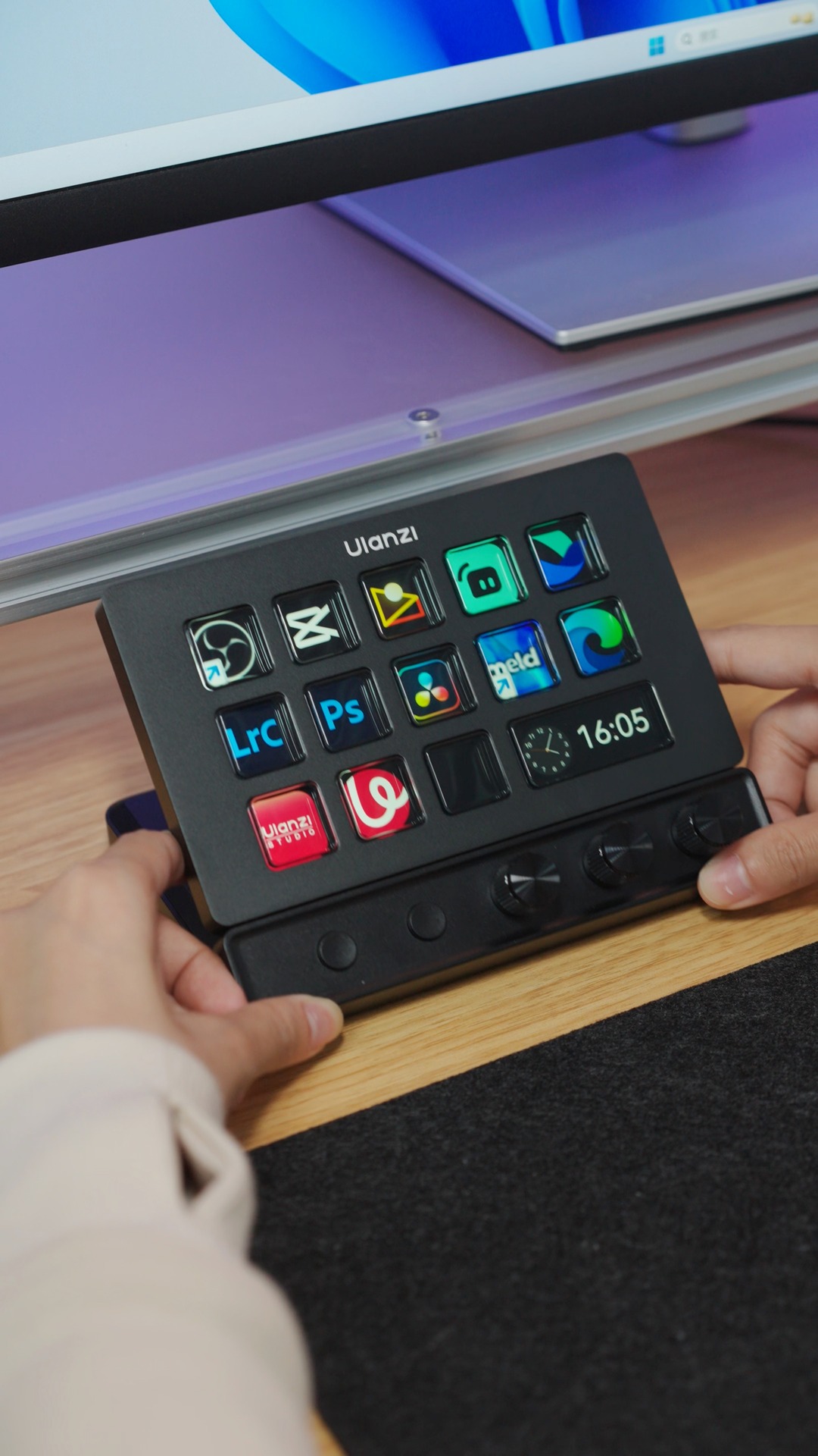First look at the Ulanzi D200X Creative Deck — and honestly, this
