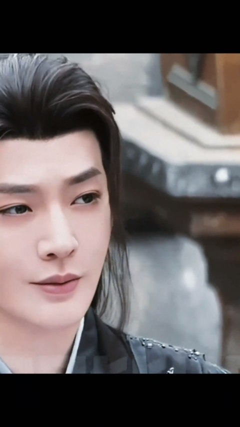 Now I finally understand why he always wears a mask. He is so charming ...