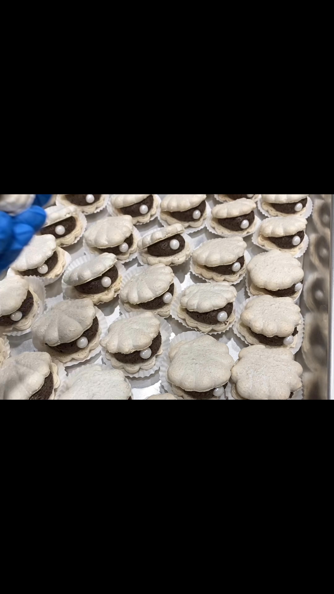 Oreo Cheesecake Clam Shell Macarons! Love them! The pearl is an edible ...