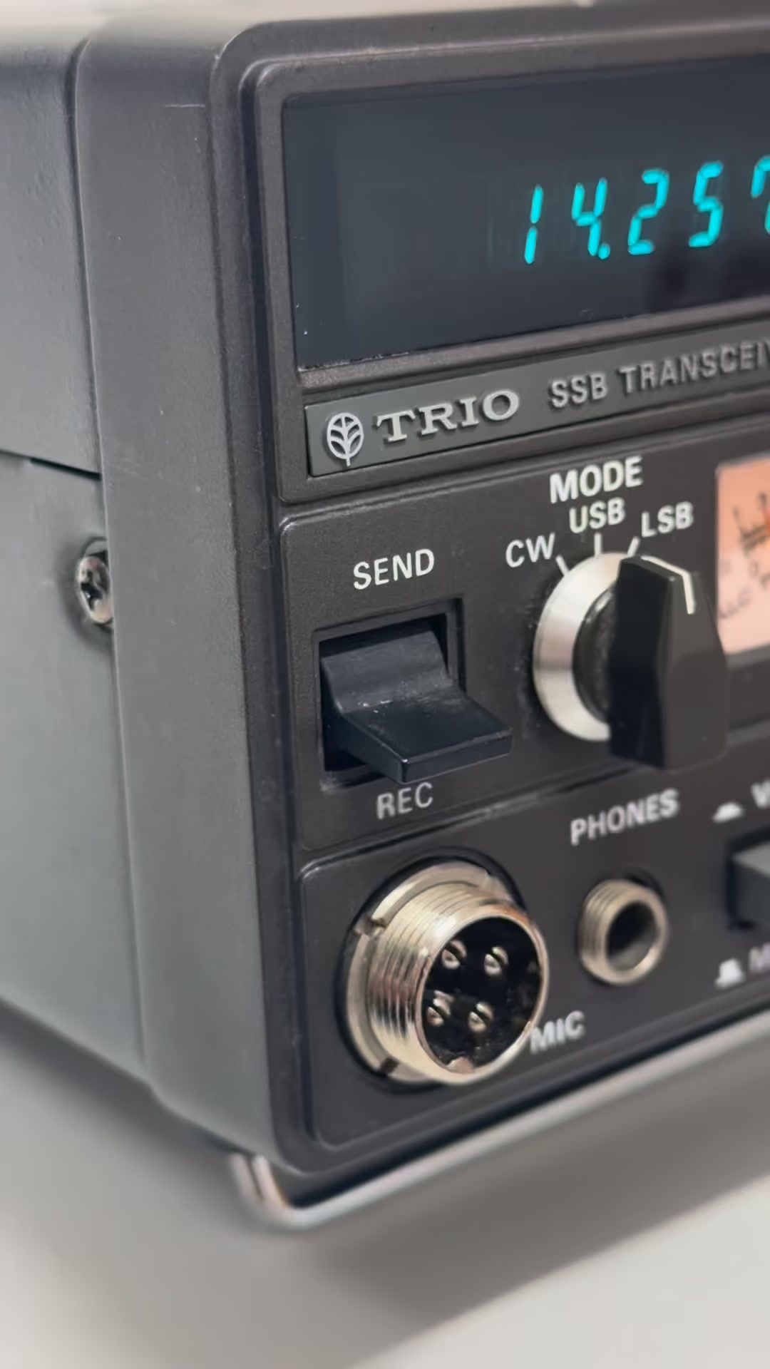 Trio TS-510D desktop HF transceiver features