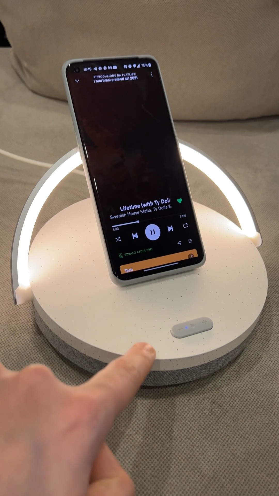 Speaker Bluetooth 4 In 1 Con Supporto Telefono – Ricarica, RGB E Vivavoce, Regalo Originale