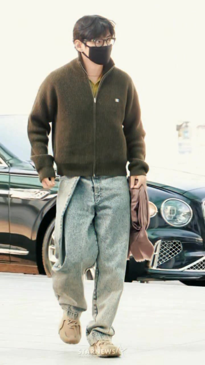 Taehyung arriving in a Bentley Flying Spur Car + New Iphone 17 Pro