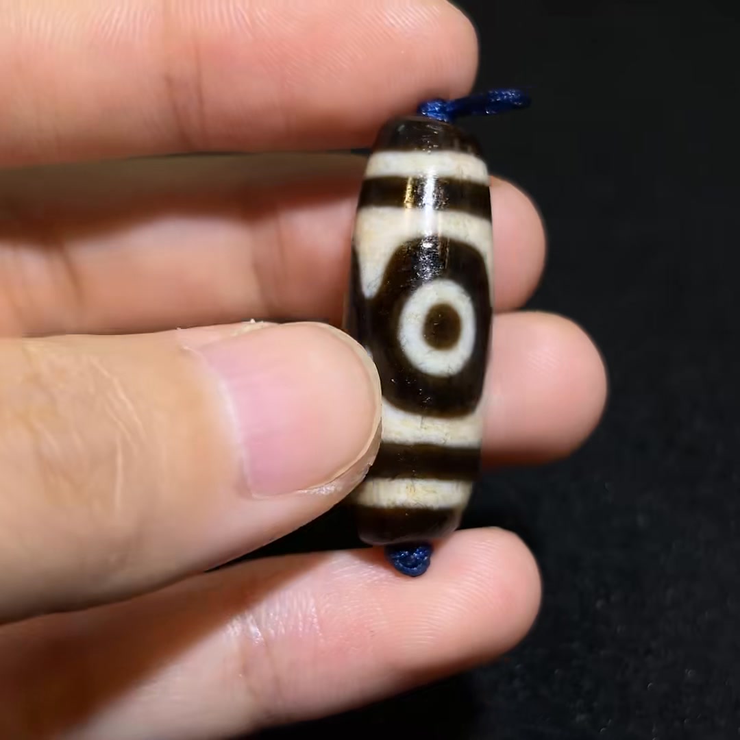 熊猫三眼天珠—古韵手工牙黄荧光系列编码：P02 尺寸：32.1*12.3mm