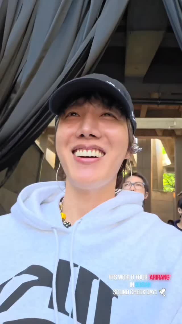 Jhope reaction when Rm buy him a cute Bag is priceless
