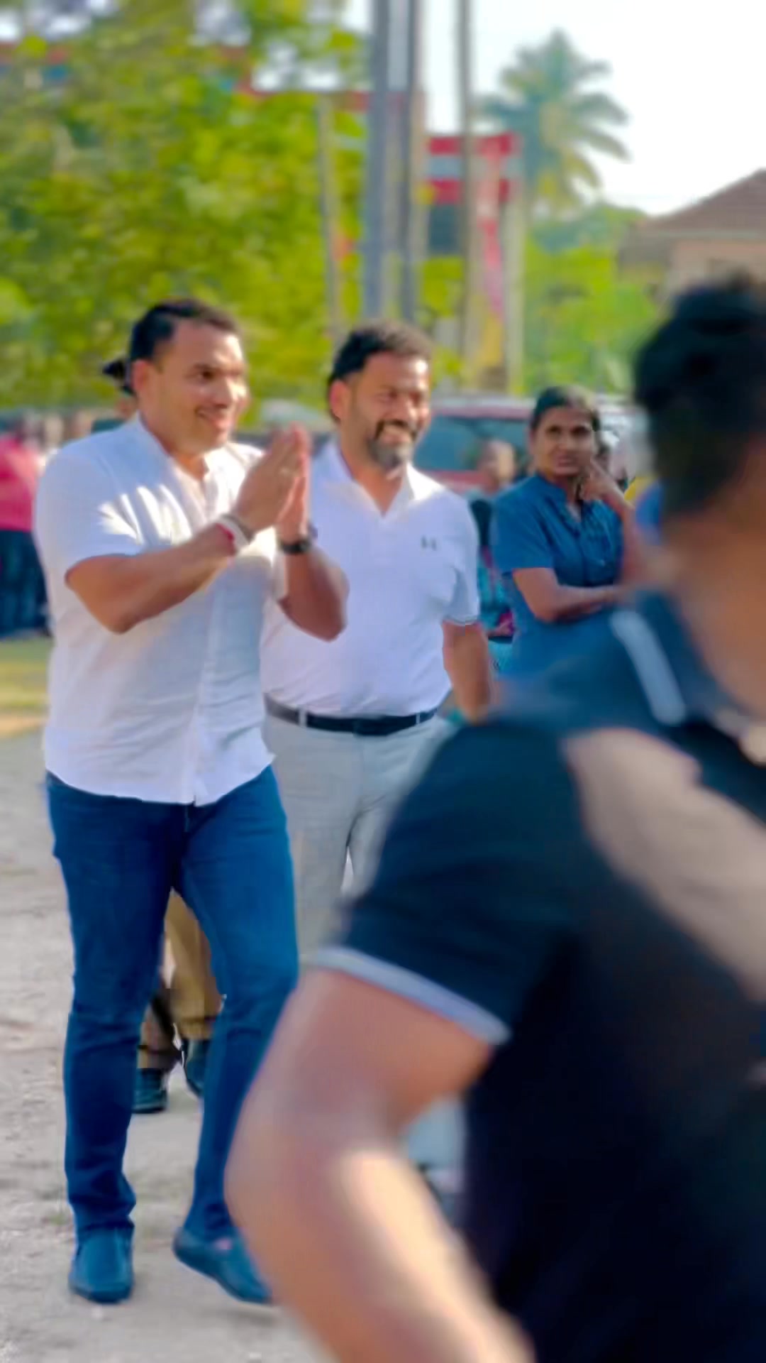 පක්ෂ පාට ගැන නොහිතා තම දුවා පුතා සේ සිතමින් ,ගංවතුරෙන් අවතැන් උන සෑම ...