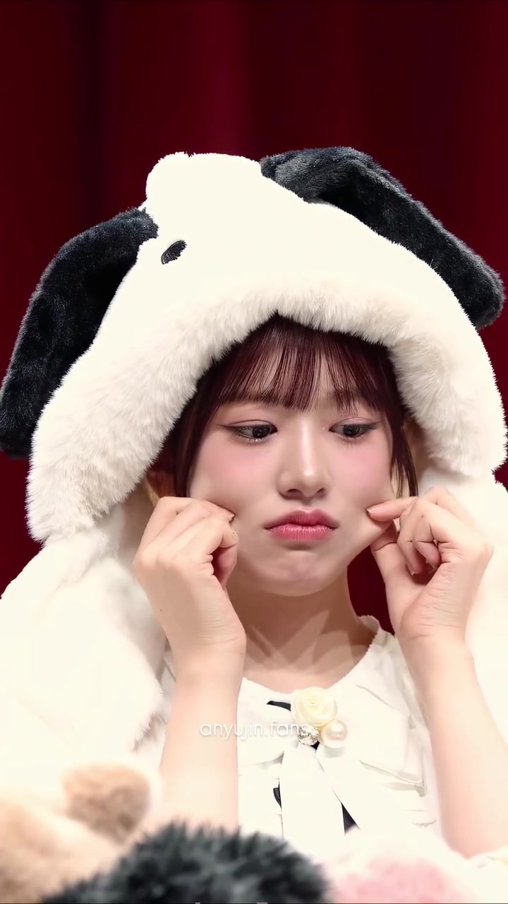 Cute Yujin & her adorable cheeks 🤏🏻🥺💖 | Yujin aesthetic hair salon shop ...