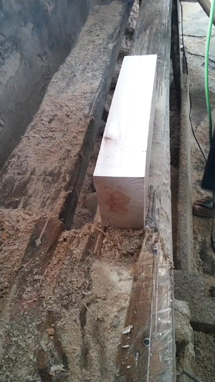 The process of splitting the frame material,,,👍 #fyp #woodworking # ...