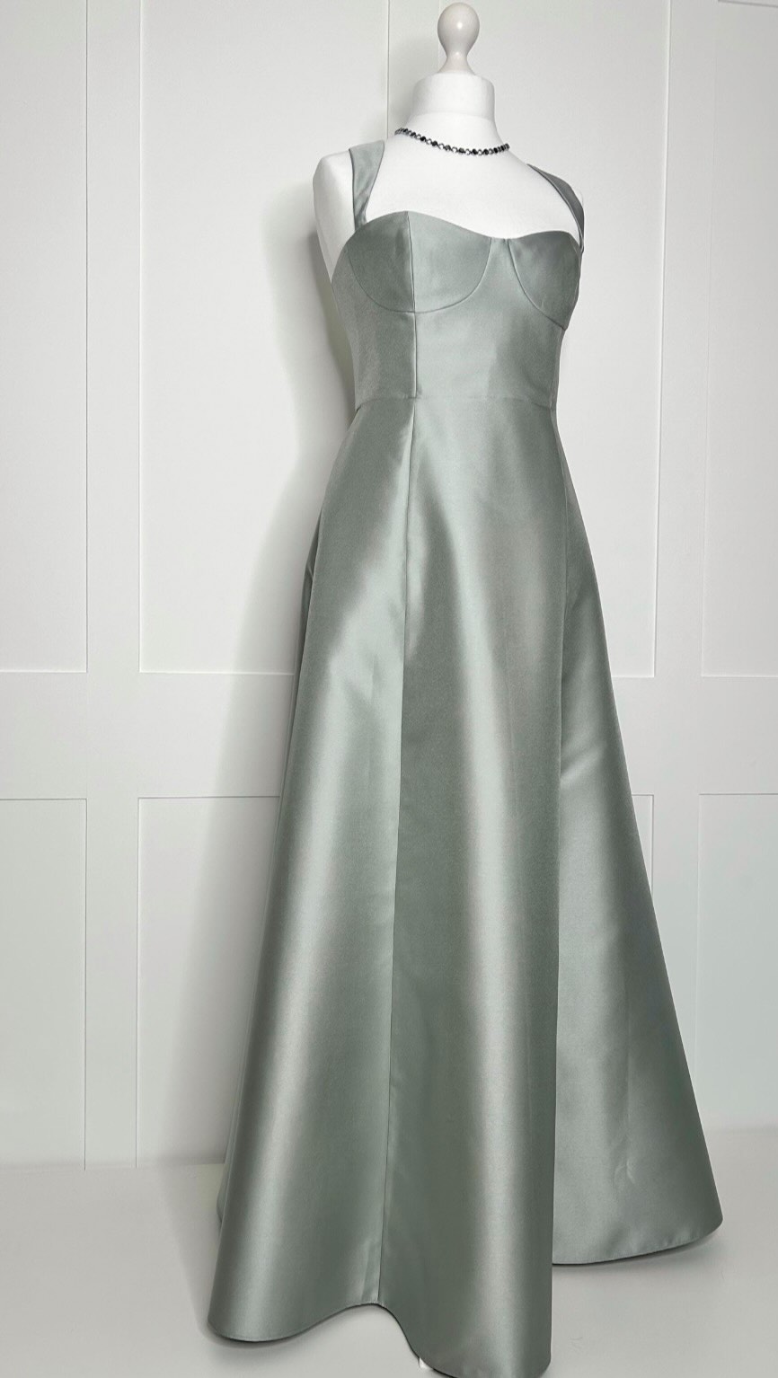 🩶stunning dress🩶, Available to buy now on Etsy or Depop , www.depop.com/vintageenvogue, vintageenvogueshop.etsy.com, #promdress #graduationdress #formaldress #specialoccasiondress #prom2027