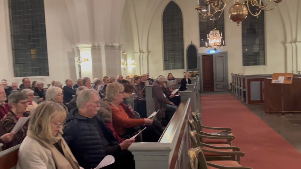 Det ger faktiskt lite gåshud att höra hela kyrkan sjunga Olles ”Ge mig ...