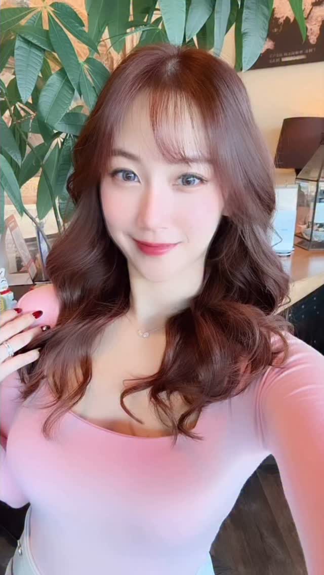 我不撒糖，但我发色很甜。💖 染个发也不忘拍照～换了发色，但还是保持我喜欢的刘海造型。每次给 @cani_studio 染发剪发换发型，绝对满意 ...