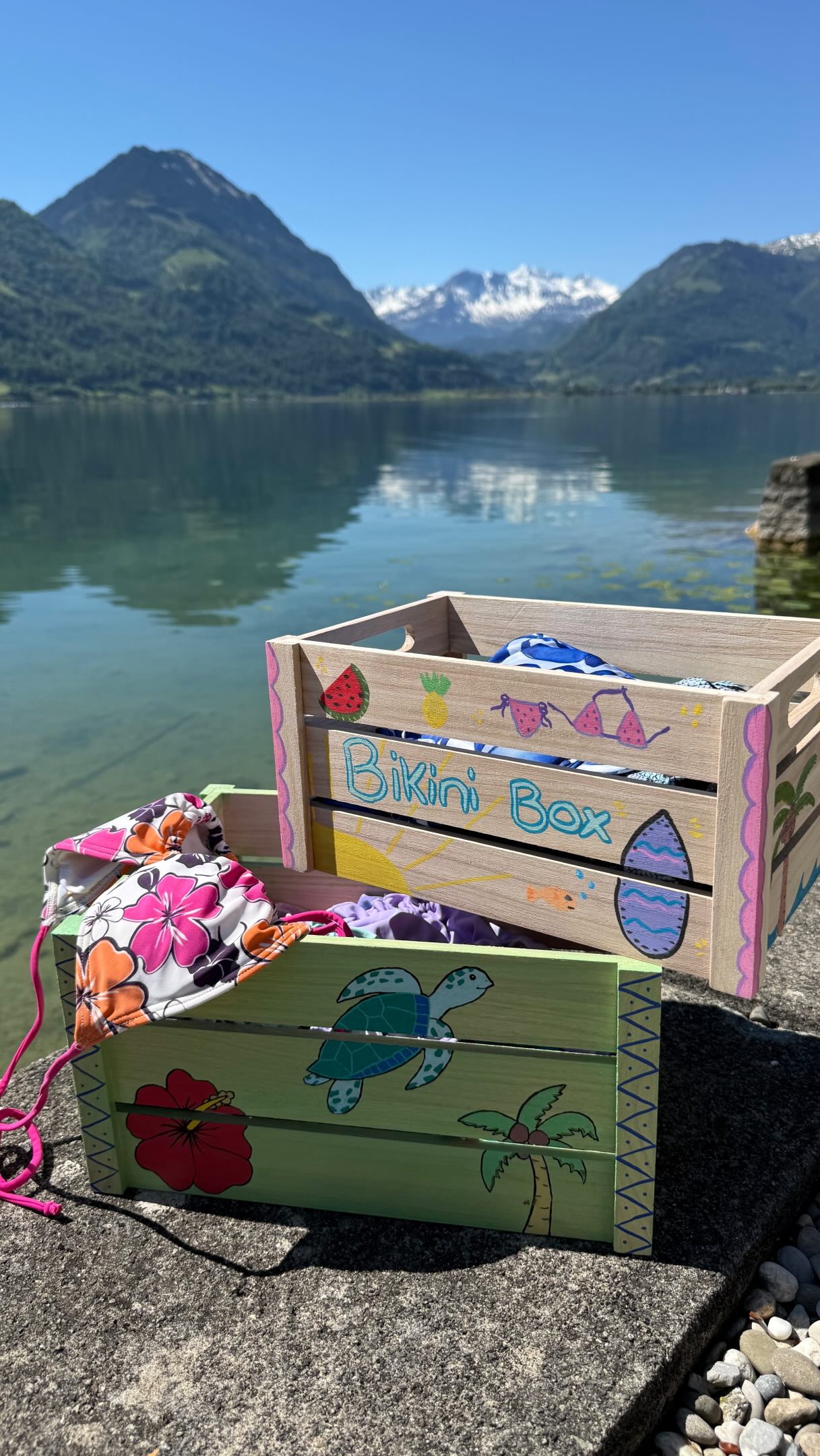 🏖️👙 Bikiki Box DIY 👙🏖️, Die schönste Aufbewahrung für deine Bikinis und Sommer Accessoires 🕶️, Schnapp dir deine beste Freundin und malt gemeinsam Holzkisten an. Für eine schöne kreative Aktivität