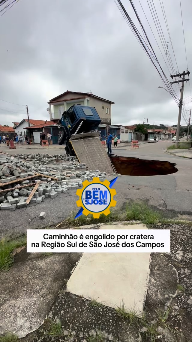 Um caminhão foi engolido por uma cratera na rua Felisbina de Souza ...
