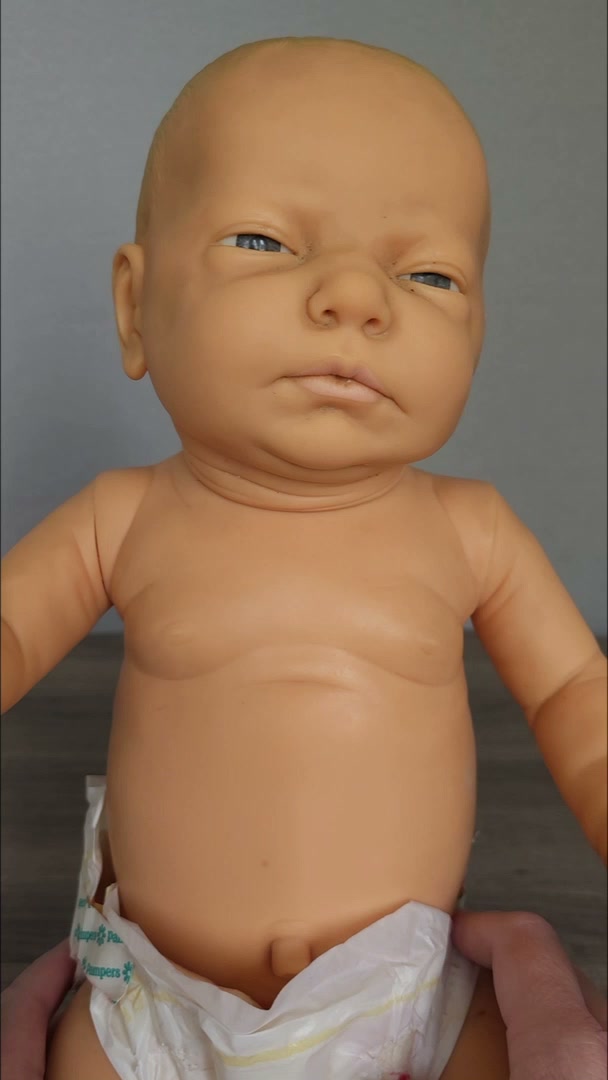 リボーンドール、泣き顔 Cute Baby Doll or Tiny Nightmare? This realistic baby doll from
