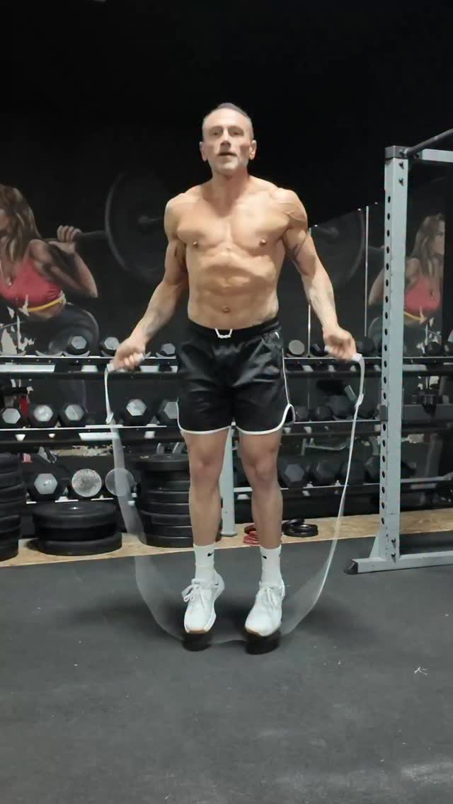 La routine parfaite fitness à la maison 30 sec corde à sauter 30 sec ...