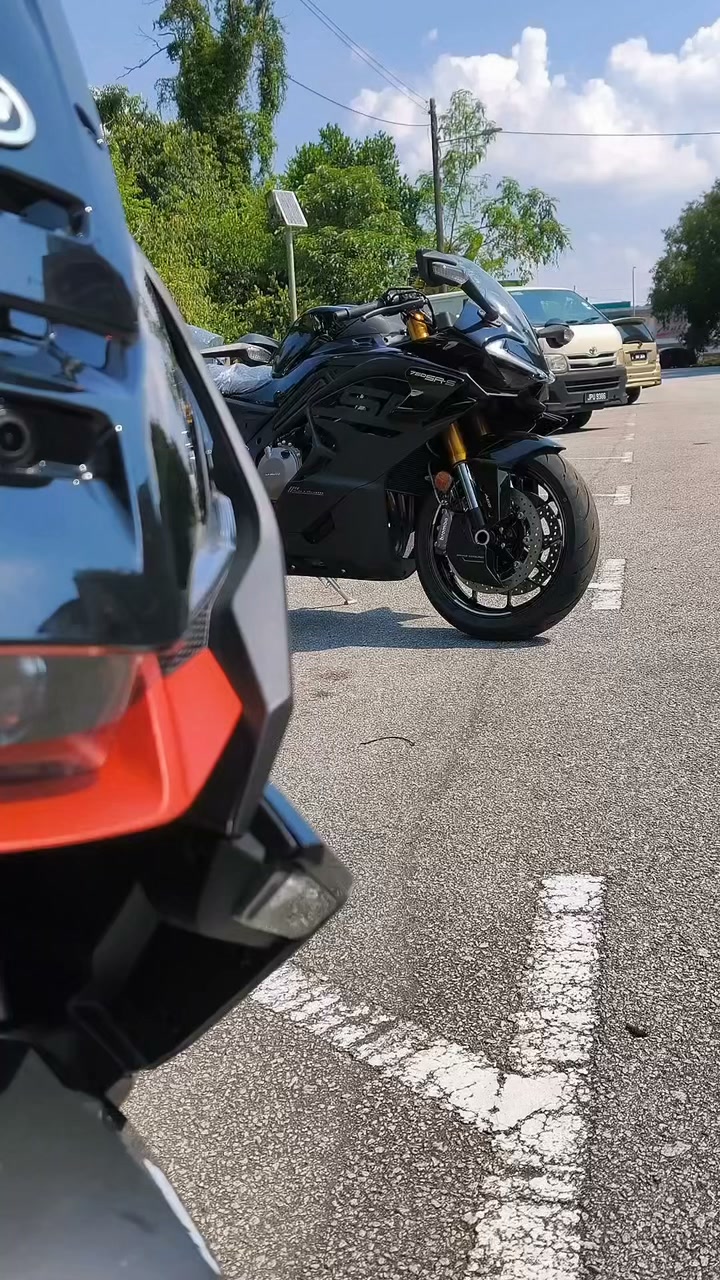 The CFMOTO 750SR-S features a 749cc inline-four engine, 110