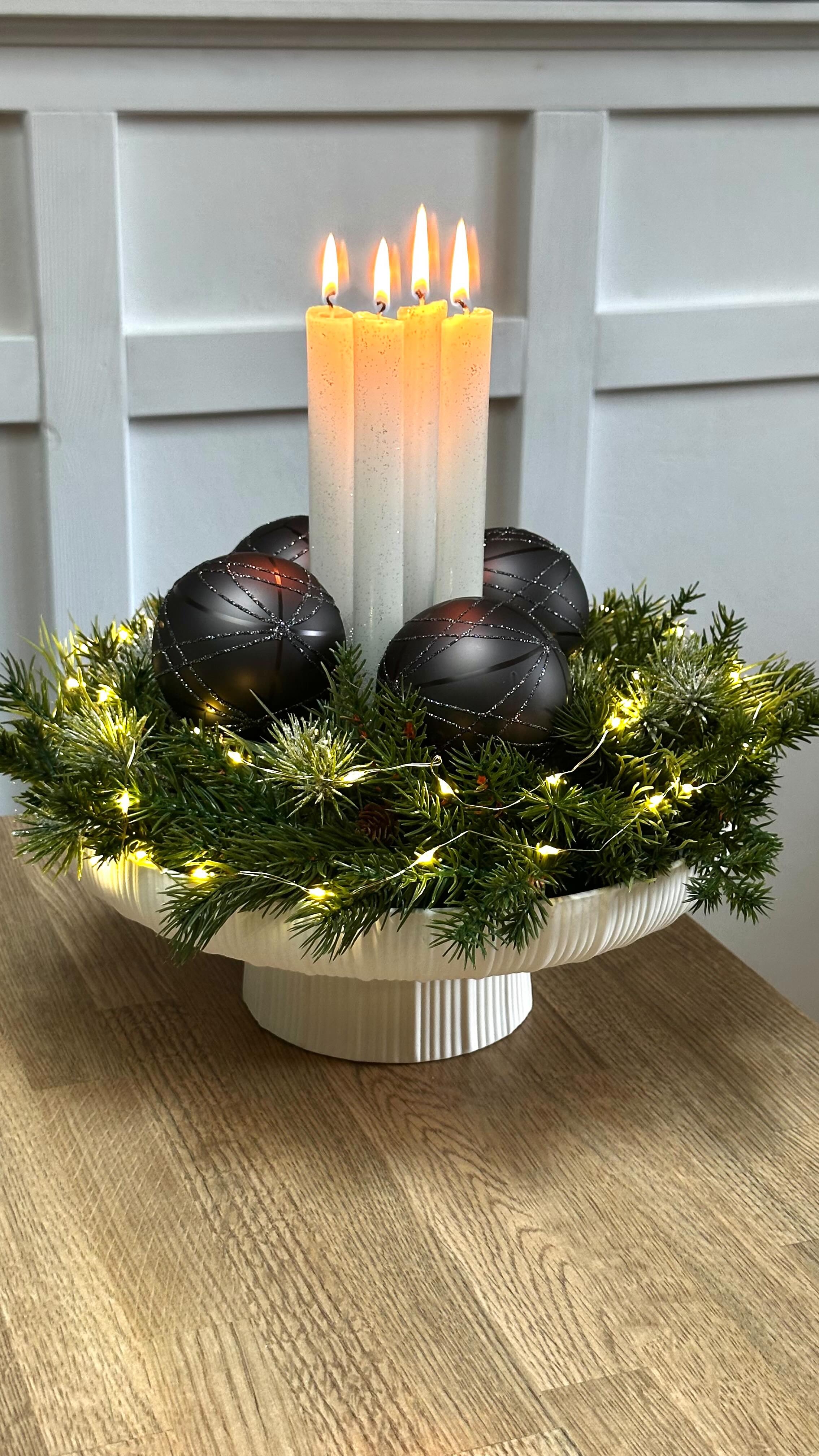 Die liebe @nadines_landhaustraum hat unsere Dekoschale Notches in einen hübschen Adventskranz verwandelt.🕯️ Ein Tannenkranz, glitzernde Kerzen und die eleganten schwarzen Kugeln runden den Look ab!🌟,