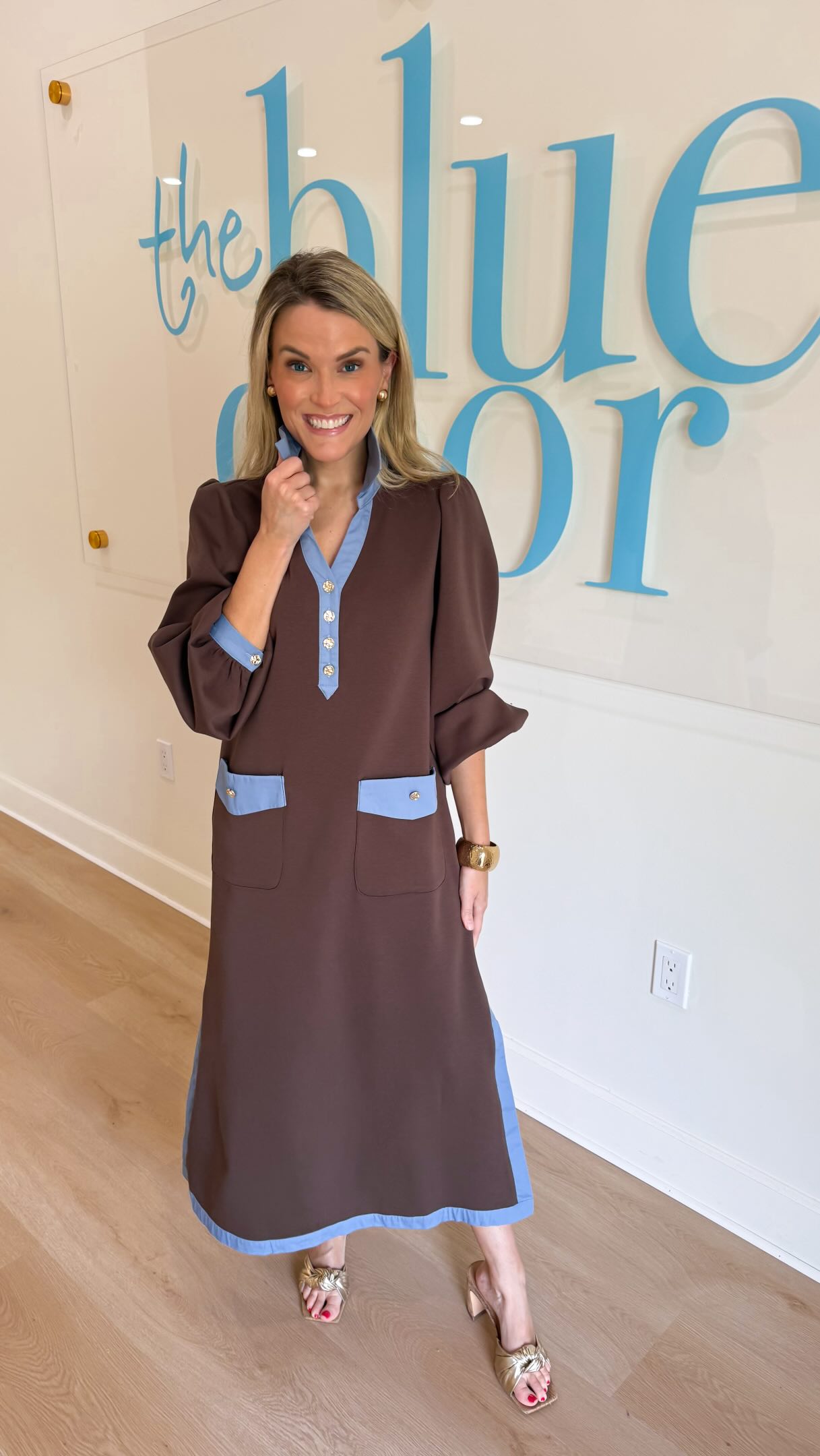 Comment ✨DRESS✨ to shop our best-selling butter soft maxi!! 🤎, Shop here: https://www.thebluedoorboutique.com/contrast-pocket-maxi-brown.html | The Blue Door Boutique