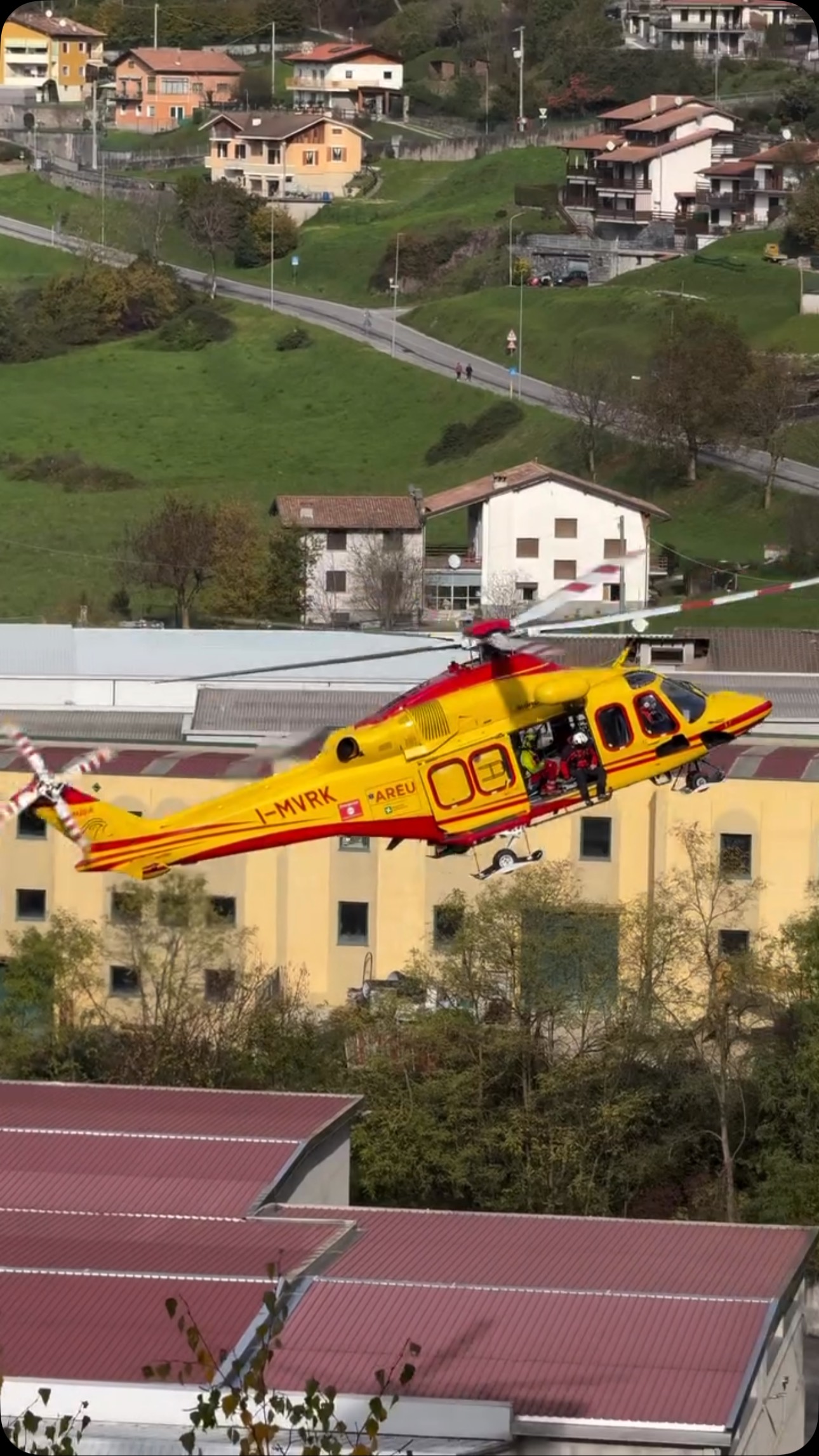 Elisoccorso Como in esercitazione a Zone • • 🎥 @luca_talani_hh 🚁 I-MVRK ...