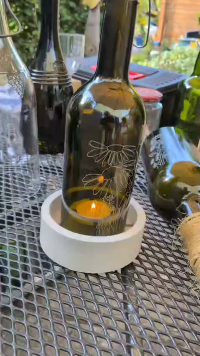 Hier werden wieder fleißig in geschnittene und geschliffene Flaschen per Hand mit einem Dremel Motive eingeritzt. So wird alten Flaschen neues Leben eingehaucht und zu vielfältigen
