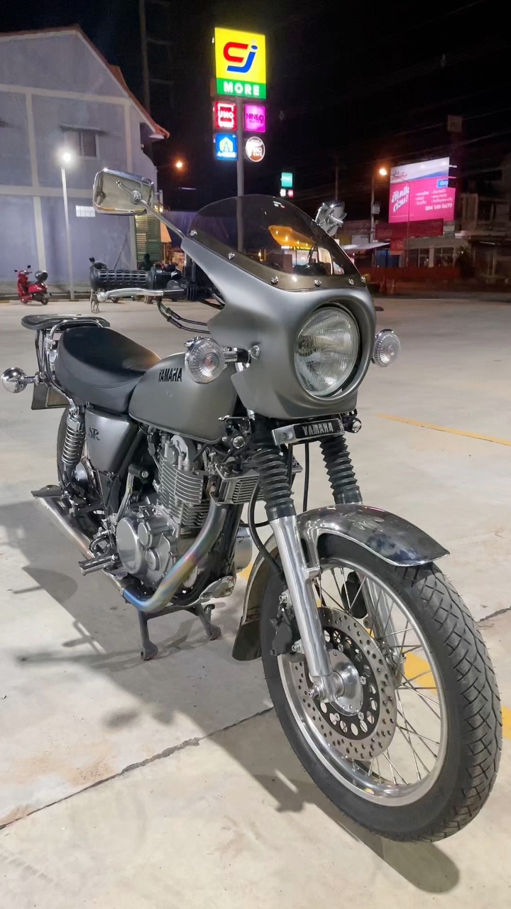 Check out this wonderful and perfect 1985 Yamaha SR400 - one piece