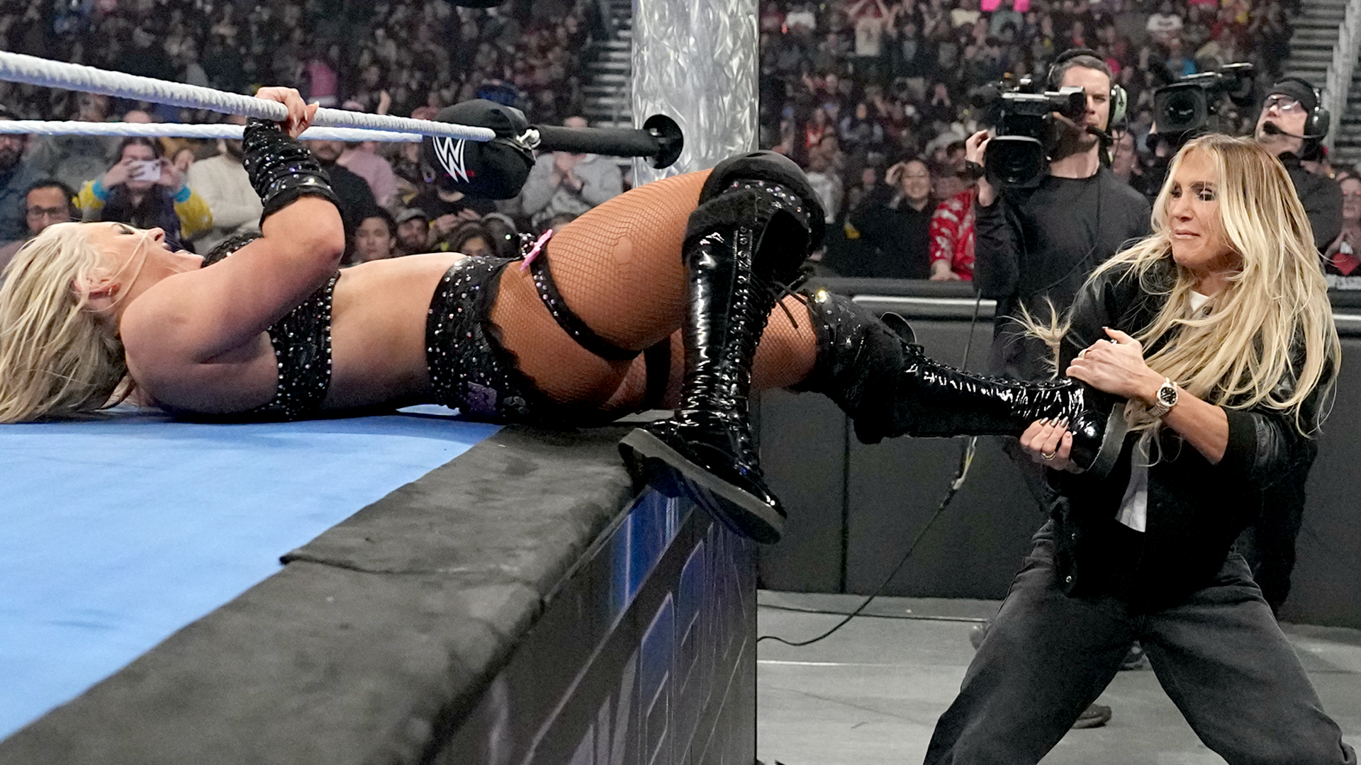 WWE SmackDown: Cody Rhodes and Roman Reigns sign the contract ...