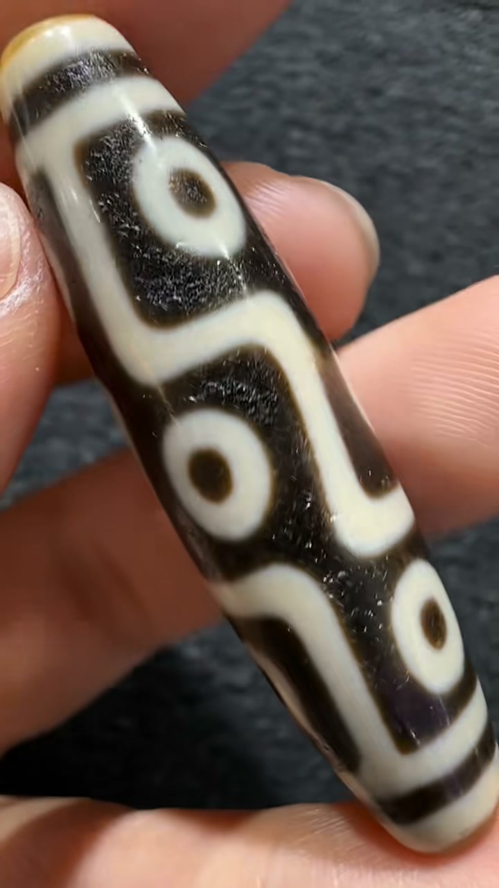 上肯老超黑朱砂九眼天珠尺寸12.8x51.2mm | 鸿福天珠HongFu Dzi.