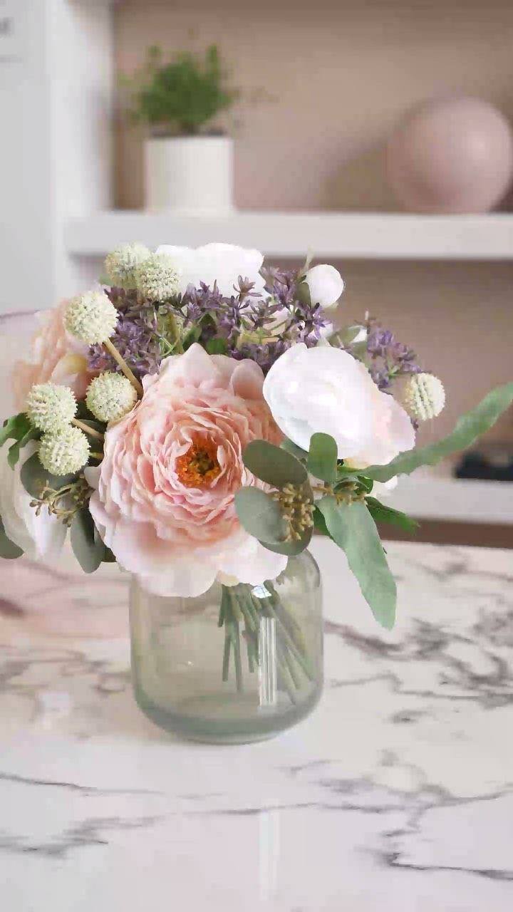 Der Frühling klopft an die Tür & da darf ein toller Blumenstrauß nicht fehlen! Wir zeigen Dir Schritt für Schritt, wie einfach es ist, mit unseren Kunstblumen einen prächtigen Strauß zu zaubern. Viel
