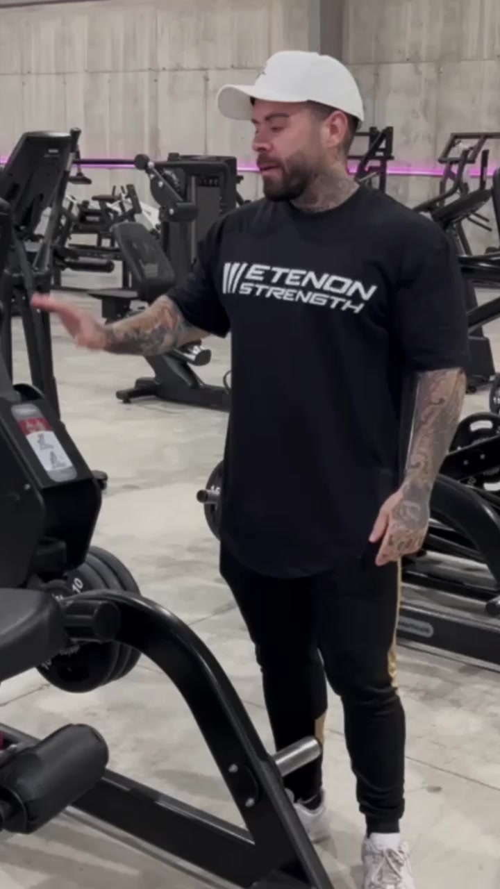 🥥 ¿Entrenamos cocos? 🥥 Con la máquina dual de vuelo hombro/pecho podrás ...