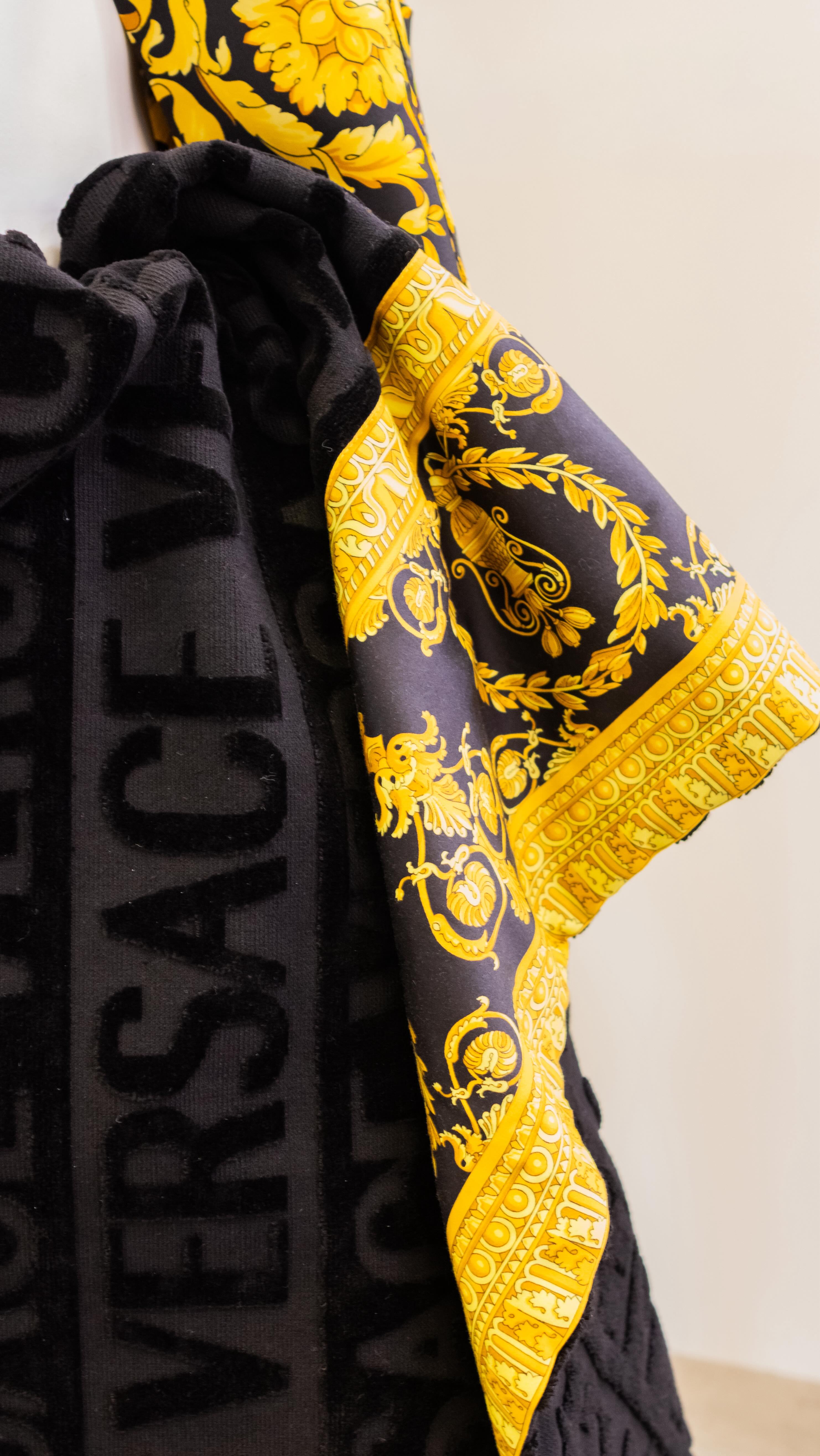 新品 VERSACE スマイリングメデューサロゴ スカーフ イエロー David Lawrence | Bellevue WA