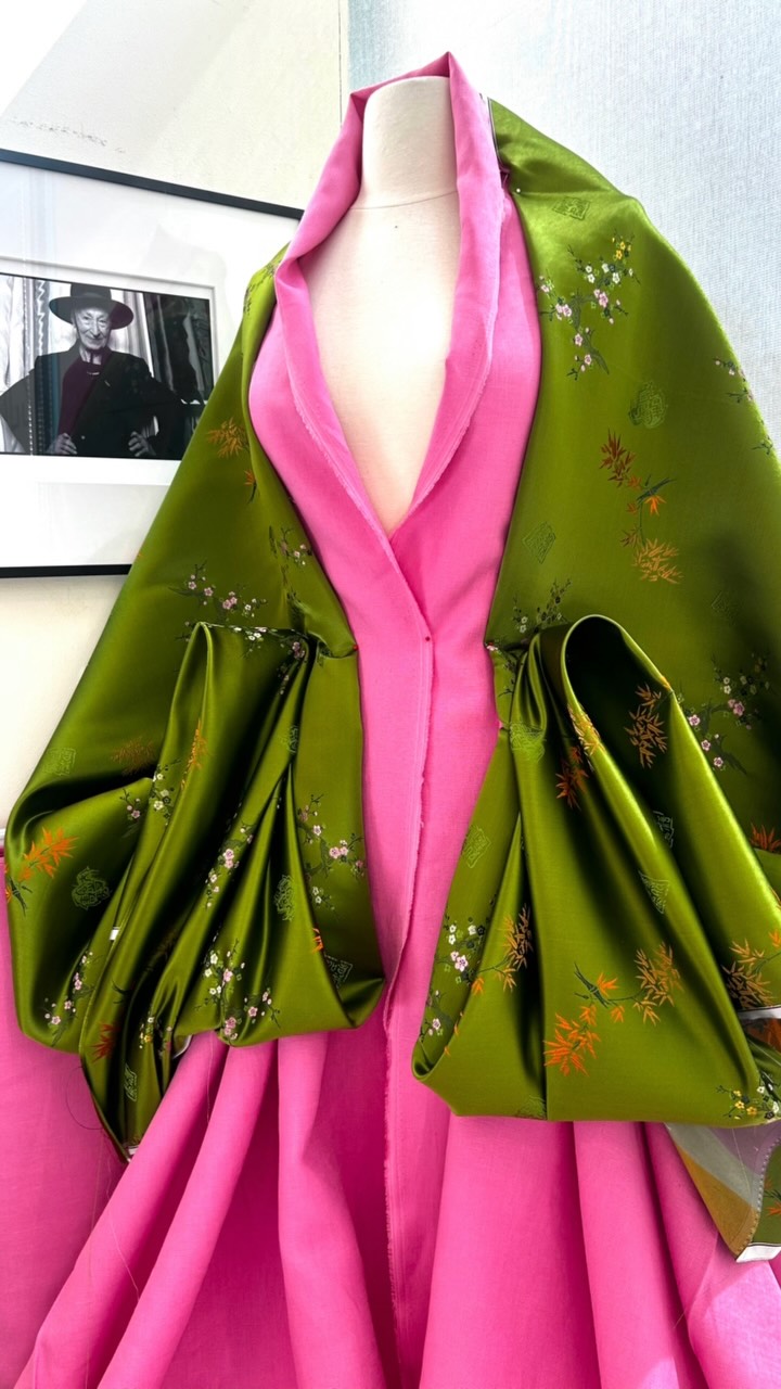 green dress pink jacket and when combined makes me think of watermelons and summertime. Here we have our new Green Cherry silk brocade suggested as a “jacket” over New Pink linen “dress”. In stock in the shop and Pants