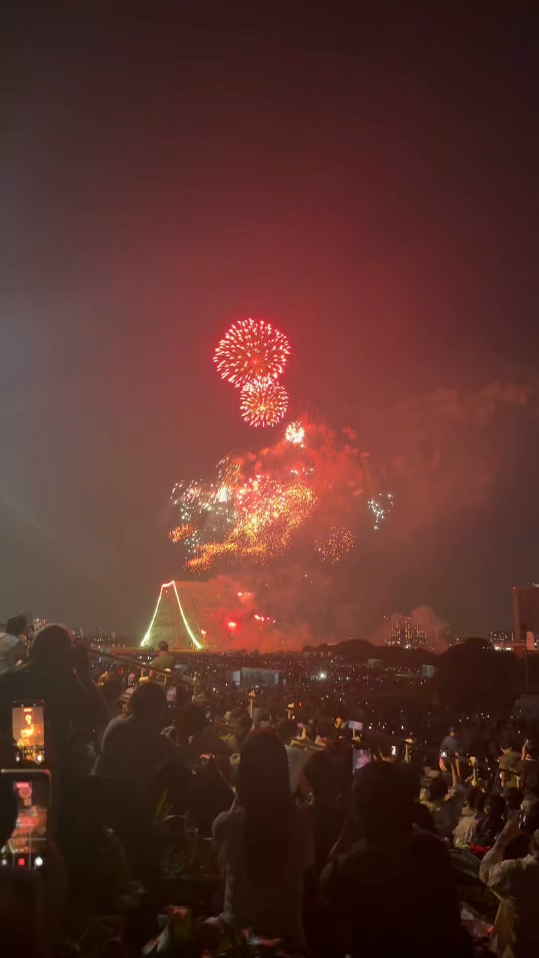 Fireworks fade quickly. 花火は冷えやすい烟花易冷！ | Aurora Reed