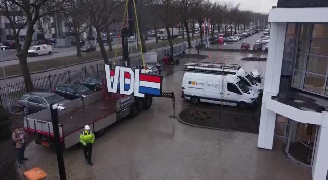 Nieuwe gevelbelettering bij VDL ETG Precision | Het pand van VDL ETG ...