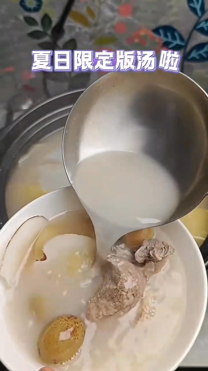 今日靚湯 #黃皮蘋果湯 用到的食材有: 豬骨, 蘋果, 黃皮, 海底椰, 咸橄欖。這個湯好適合夏天飲👍快給家人安排起來吧😊 #美食分享 #營養 ...