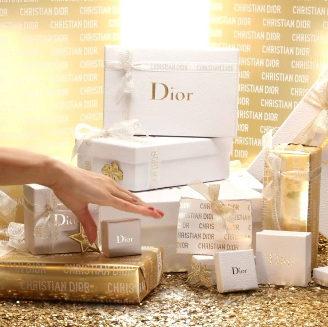 Dior wishes you a wonderful holiday season! It's finally time to