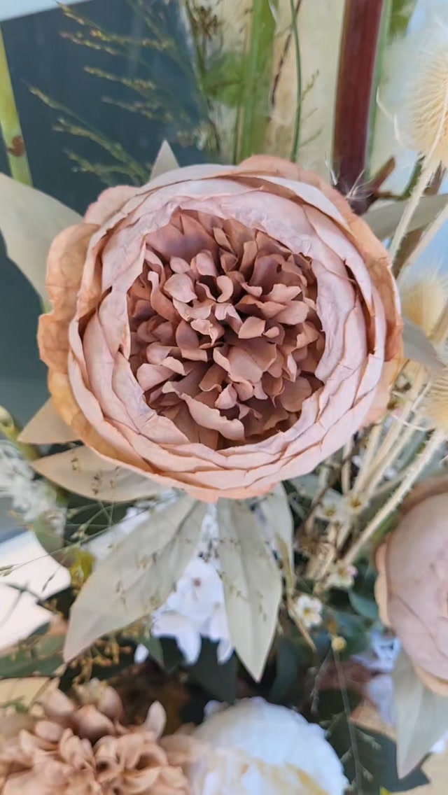 Seidenblumen für den Eingangsbereich, Kein grüner Daumen? Kein Problem! , Unsere Kundin wollte ihren Eingang verschönern – echte Pflanzen waren allerdings keine Option. , Unsere Lösung: