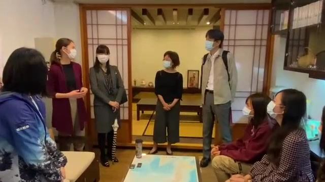 世新校園裡的日語沈浸園Japanese Corner裡，今天特別歡樂，當荒木晴香老師在與學生互動的時候，楊盛昱副校長和日文系主任潘心瑩，帶著 ...