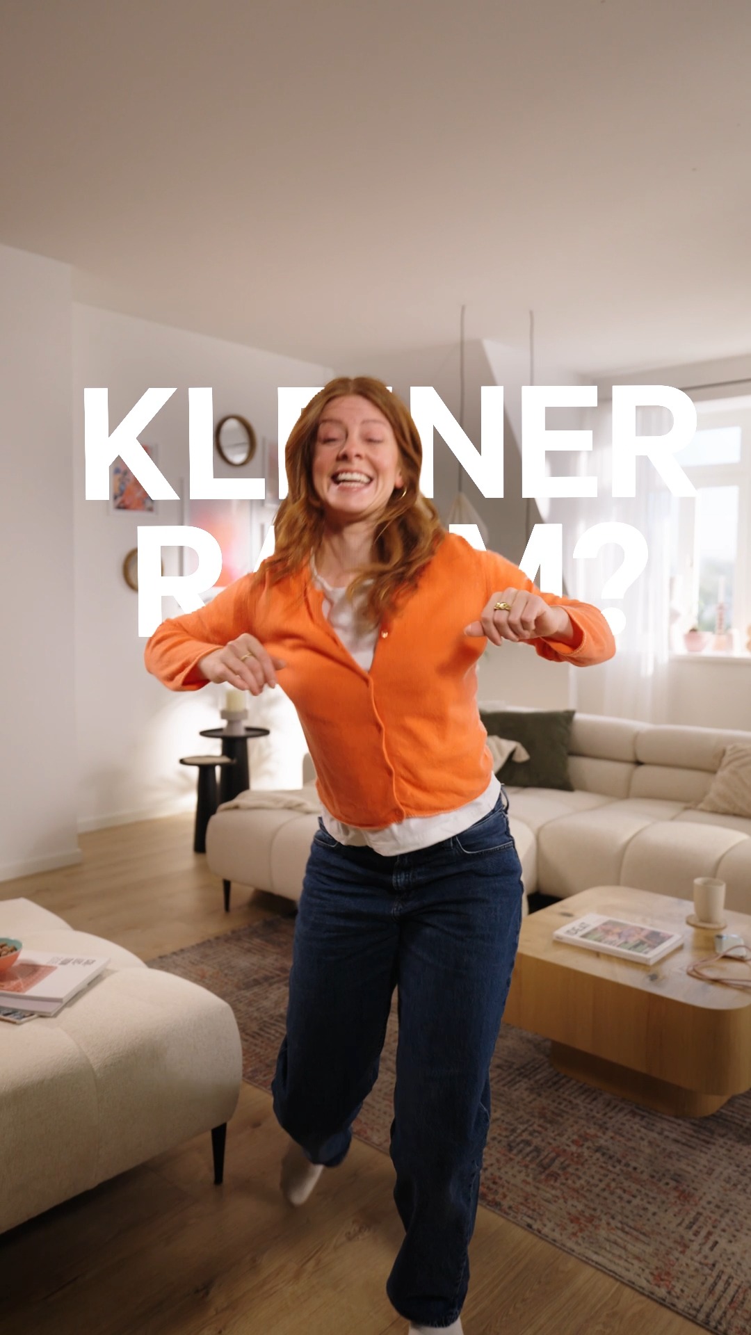 Kleiner Raum? Große Wirkung. ✨, Manchmal braucht es keine zusätzlichen Quadratmeter – sondern einfach die richtigen Entscheidungen. 🛋️ Helle Töne, eine ruhige Formensprache und ein Sofa, das den Raum