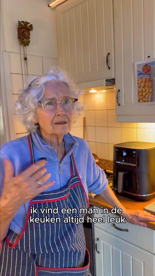 oma-s-mening-over-de-verdeling-in-huis-opaenoma-huisvrouw-koken