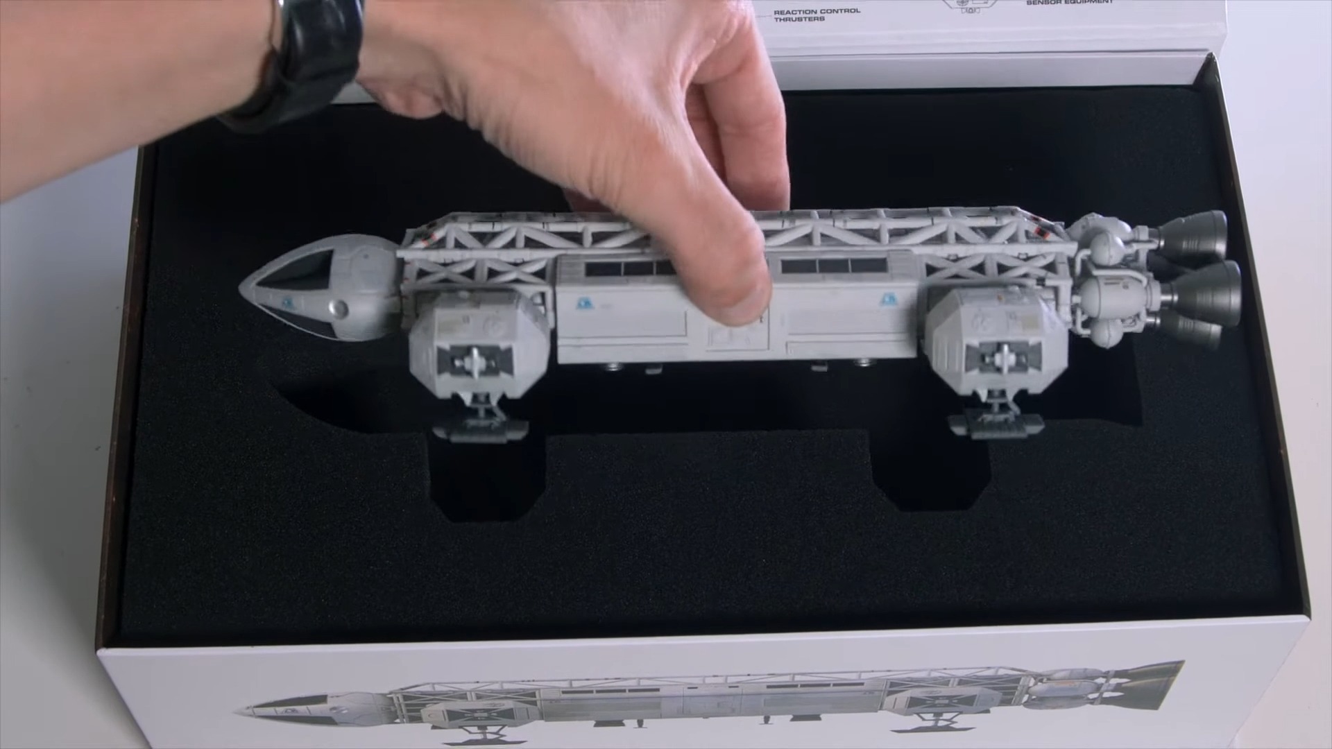Eaglemoss Space 1999 – Eagle One Transporter – Modèle 25 Cm – Alliage Moulé – Peint à La Main – Base De Présentation – Vaisseau De Collection