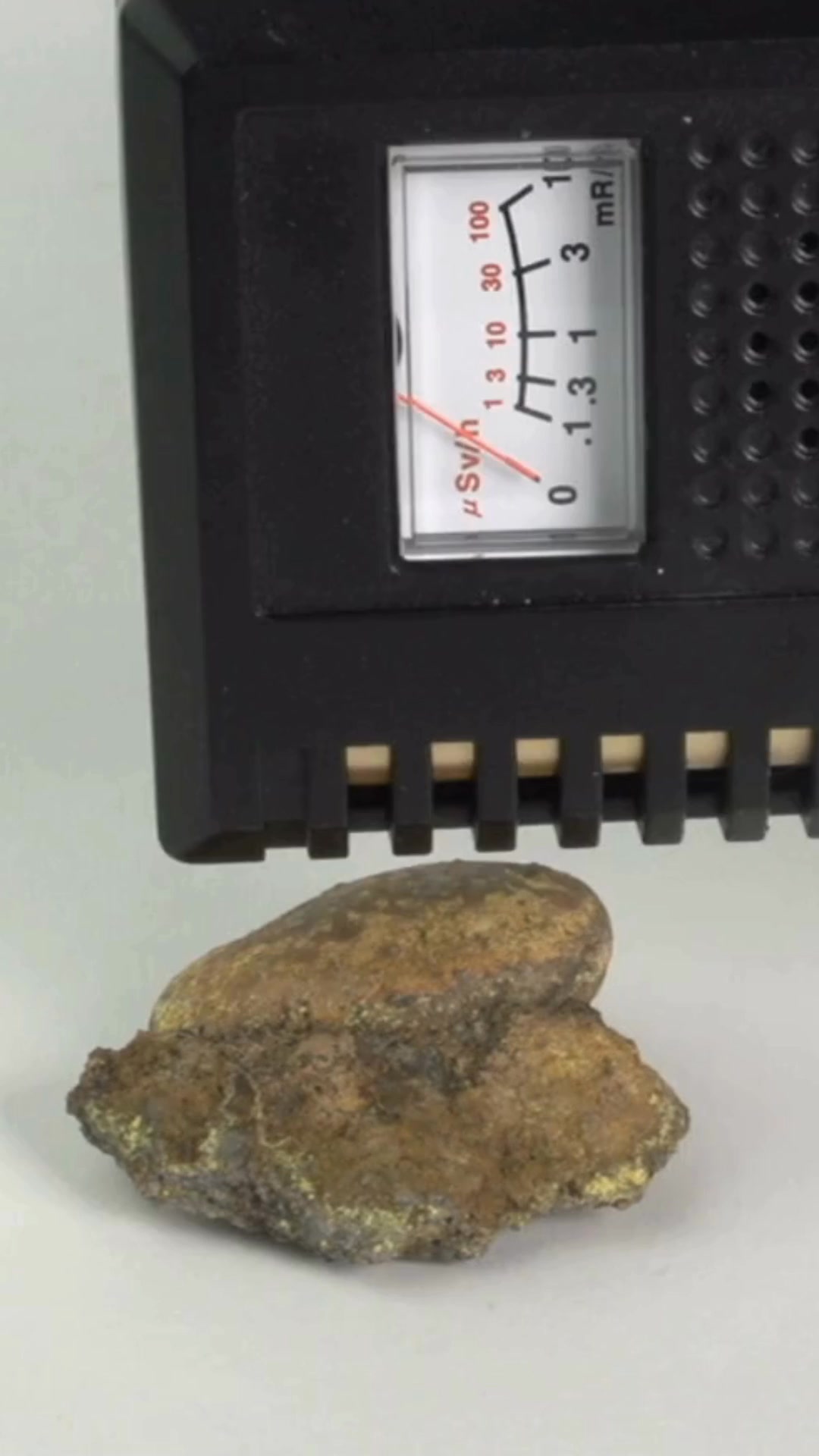 Ruby・Radio-Active ☢️💎 Radioactive Gemstones: Should You Be Concerned? Yes — some