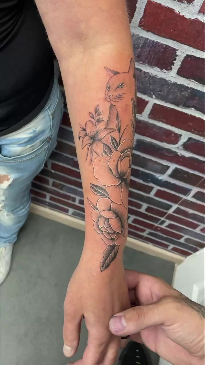 Tatouage Demi Manchette Avant Bras Femme