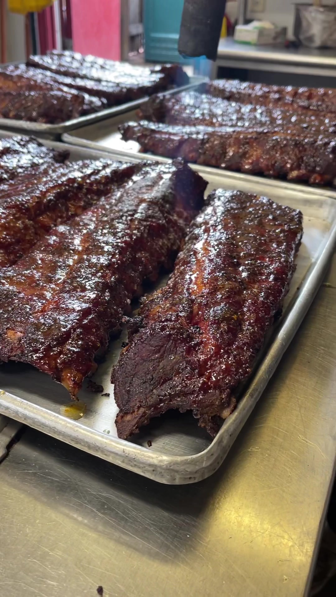 Adding that final touch to our apricot-brûléed ribs.🔥🐖🤤 Who’s hungry ...