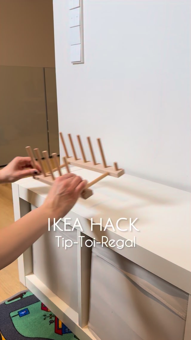 IKEA HACK: Aus Tellerhalter wird Tiptoi-Regal ✨, Mehr Überblick für Tiptoi im Kinderzimmer. Der NYPLOCKAD Tellerhalter von IKEA wird zum praktischen Tiptoi-Regal für Bücher und Stift. Eine einfache